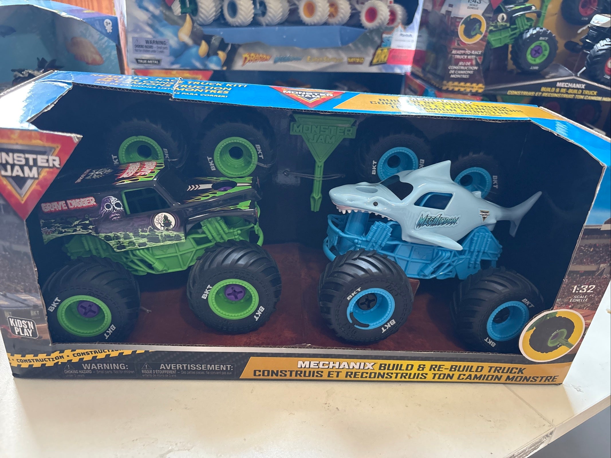 Grave Digger + Megalodon (Mechanix Set)
Monster Jam Mechanix Build & Rebuild Truck Grave Digger Megalodon 1:32 Construction Set New