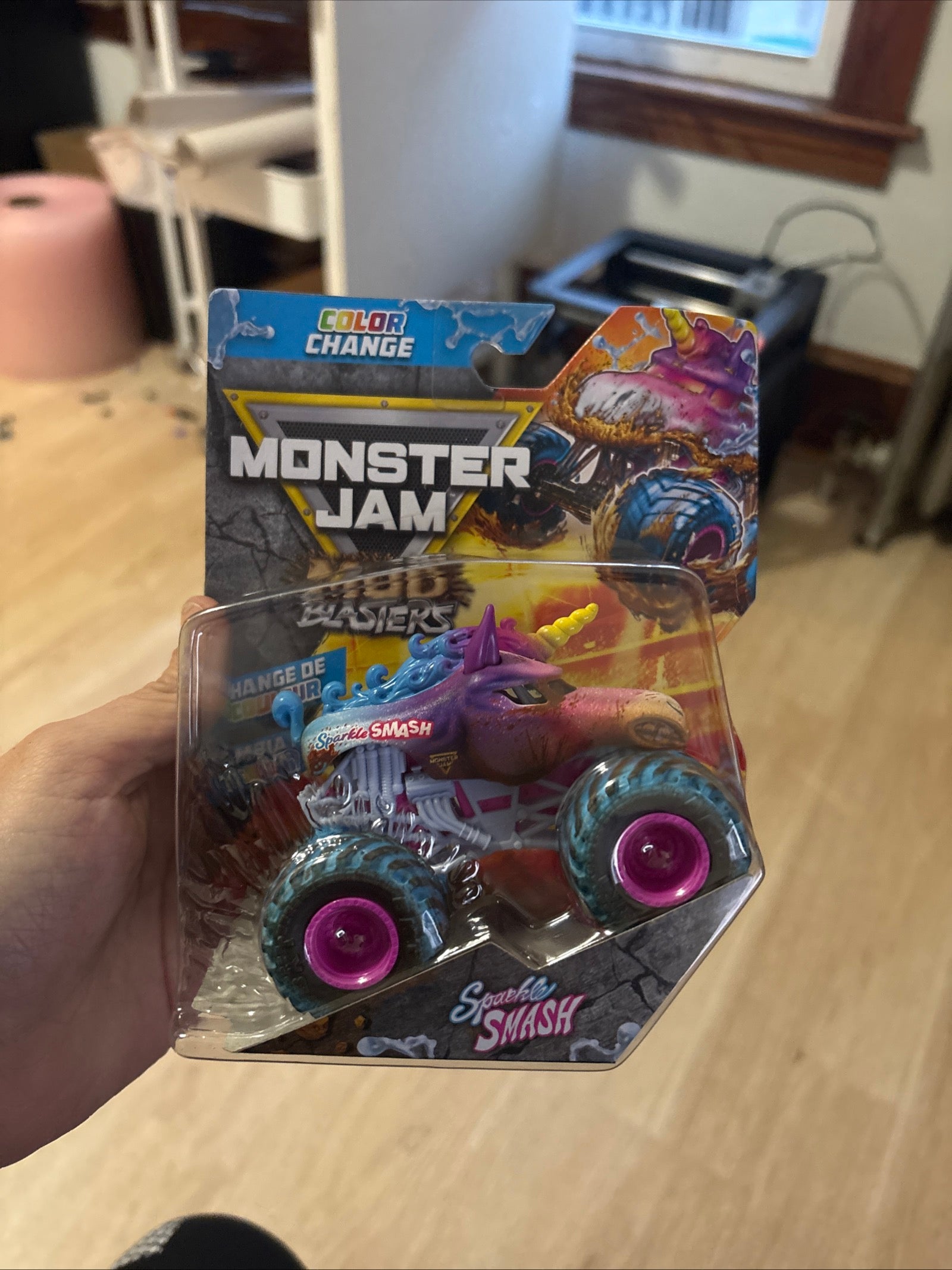 Monster Jam Color Change Sparkle Smash Unicorn Truck 1:64 Die-Cast Blasters New